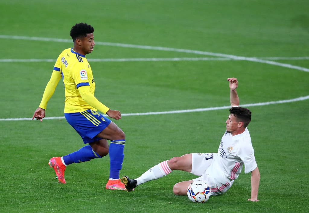 Con dos goles y una asistencia, Karim Benzema se echa el equipo al hombro y 'los blancos' vencen 0-3 al Cádiz en la jornada 31 del futbol español.