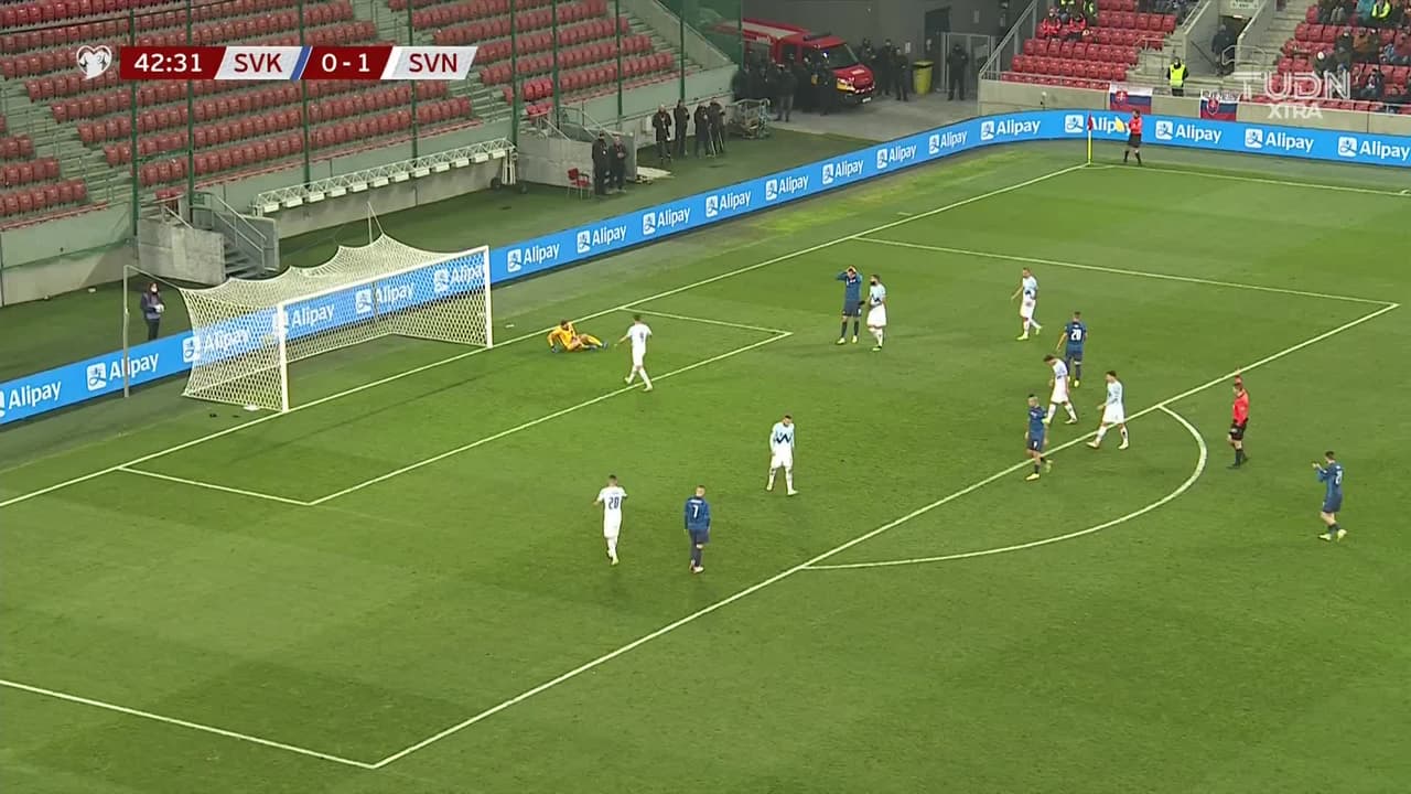 ¡TIRO ATAJADO! disparo por Marek Hamsik.