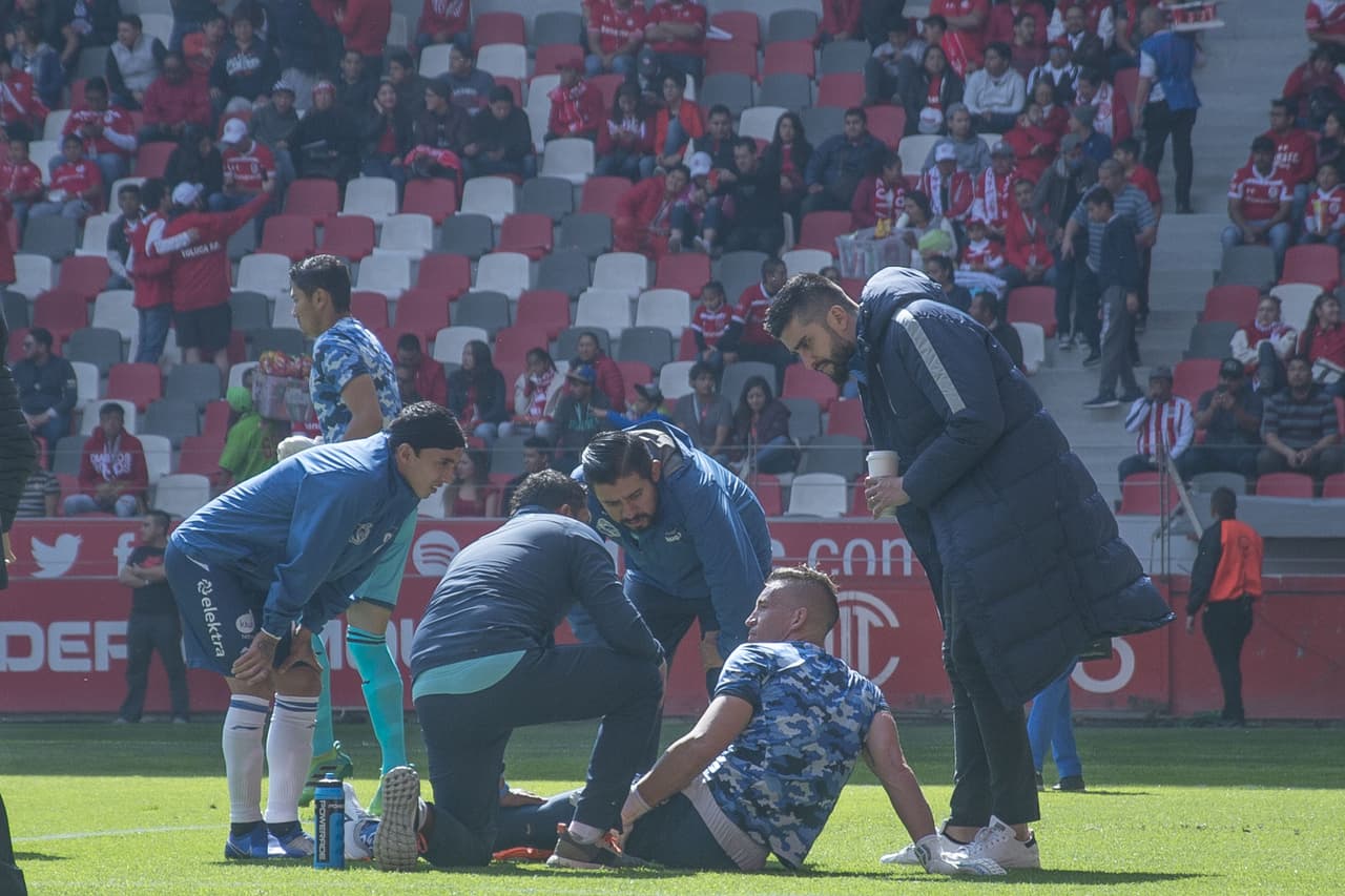 El duelo comenzó con malas noticias para Puebla pues en el calentamiento el arquero uruguayo Nicolás Vikonis se lesionó y su lugar lo ocupó Jesús Rodríguez.