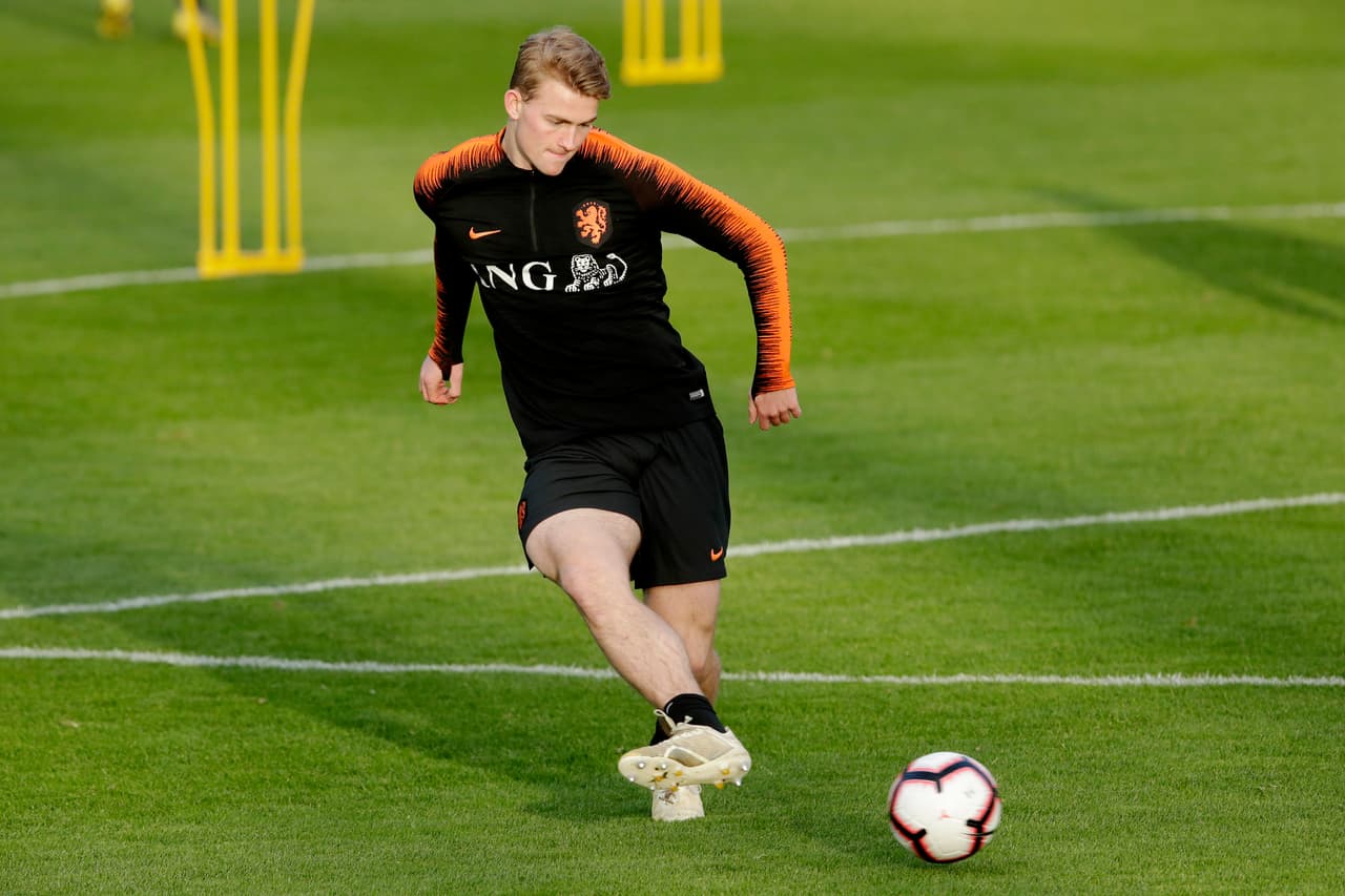 Frenkie De Jong, Memphis Depay, Matthijs De Ligt y Virgil Van Dijk (foto) son algunos de los jóvenes talentos dirigidos por Ronald Koeman en Países Bajos, que arranca su camino en la eliminatoria a la Eurocopa 2020 contra Bielorrusia en el Grupo C.