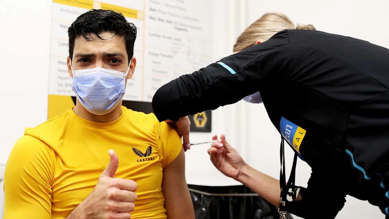 Raúl Jiménez y los Wolves se ponen la vacuna de refuerzo