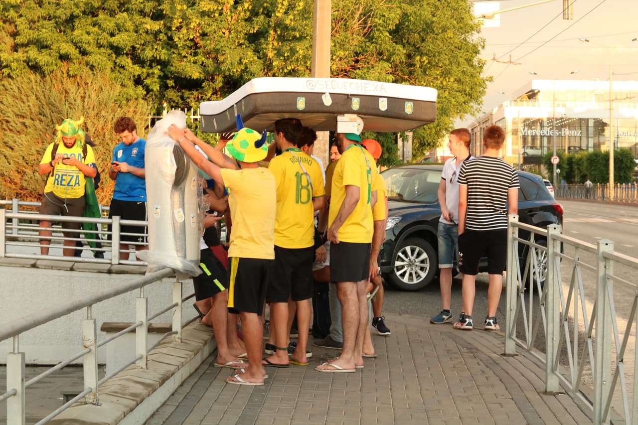 El colchón se alistó desde varios metros antes del hotel para llegar con él entre cánticos y porras al cuadro brasileño.