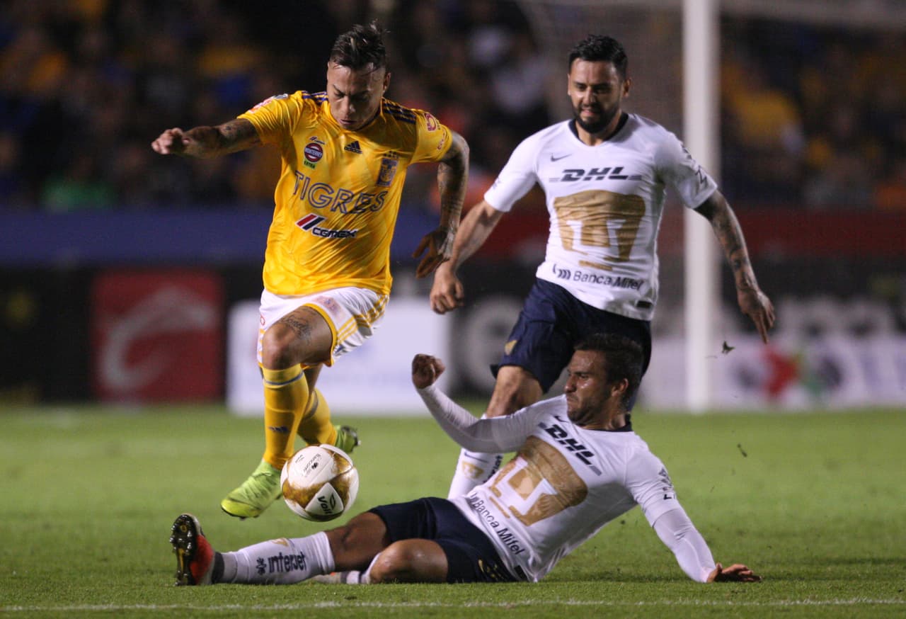 Se iba acercando el fin de la primera mitad y Pumas no cedía terreno mientras los Tigres, aquí con Eduardo Vargas (izq), no bajaban los brazos y querían darle a su público el del empate.
