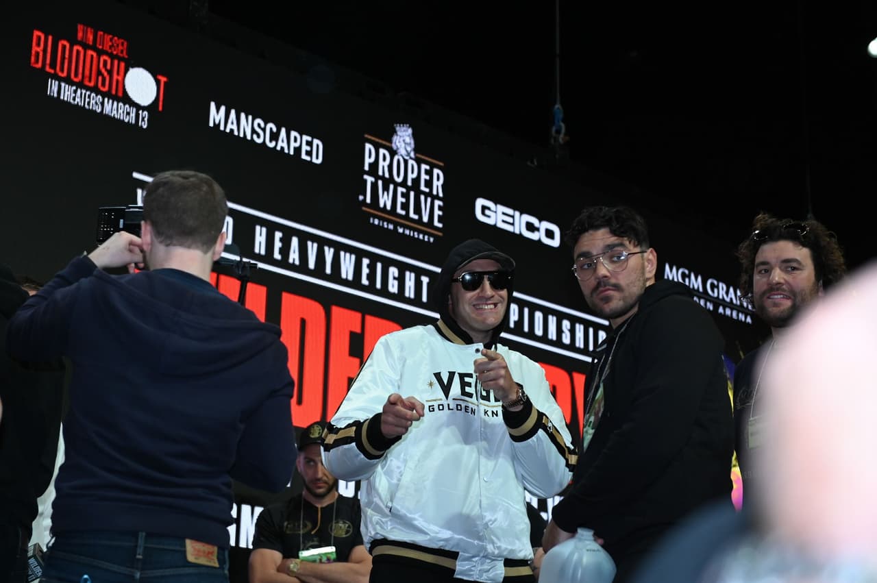 En plena conferencia de prensa, Wilder y Fury se manotearon amenazándose el uno al otro.