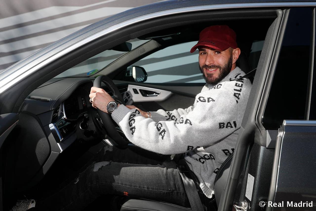 Los jugadores profesionales del Real Madrid recibieron este viernes su nuevo auto Audi. Entre sus máximas figuras, Sergio Ramos eligió una A8 50 TDI, Gareth Bale un e-tron 55, Marcelo un A7 Sportback 50 TDI y Karim Benzema una Q8 50 TDI al igual que Vinicus Jr.