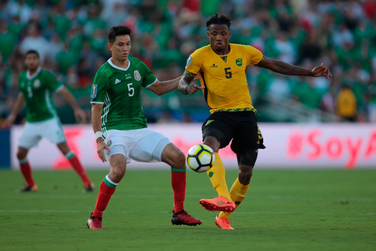 La fortaleza física de los jamaicanos es muy superior a la del equipo mexicano y esto quedó de manifiesto en todas las jugadas divididas.