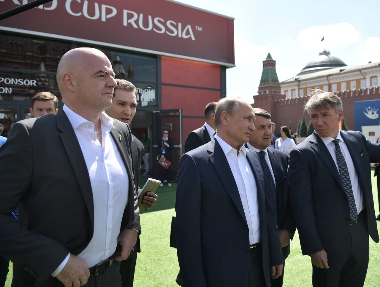 Infantino y Putin dieron el saque de honor del encuentro, tras haber visitado el Parque del Fútbol, que cuenta con numerosas atracciones como la exposición del trofeo de la Copa Mundial de la FIFA.
<br>