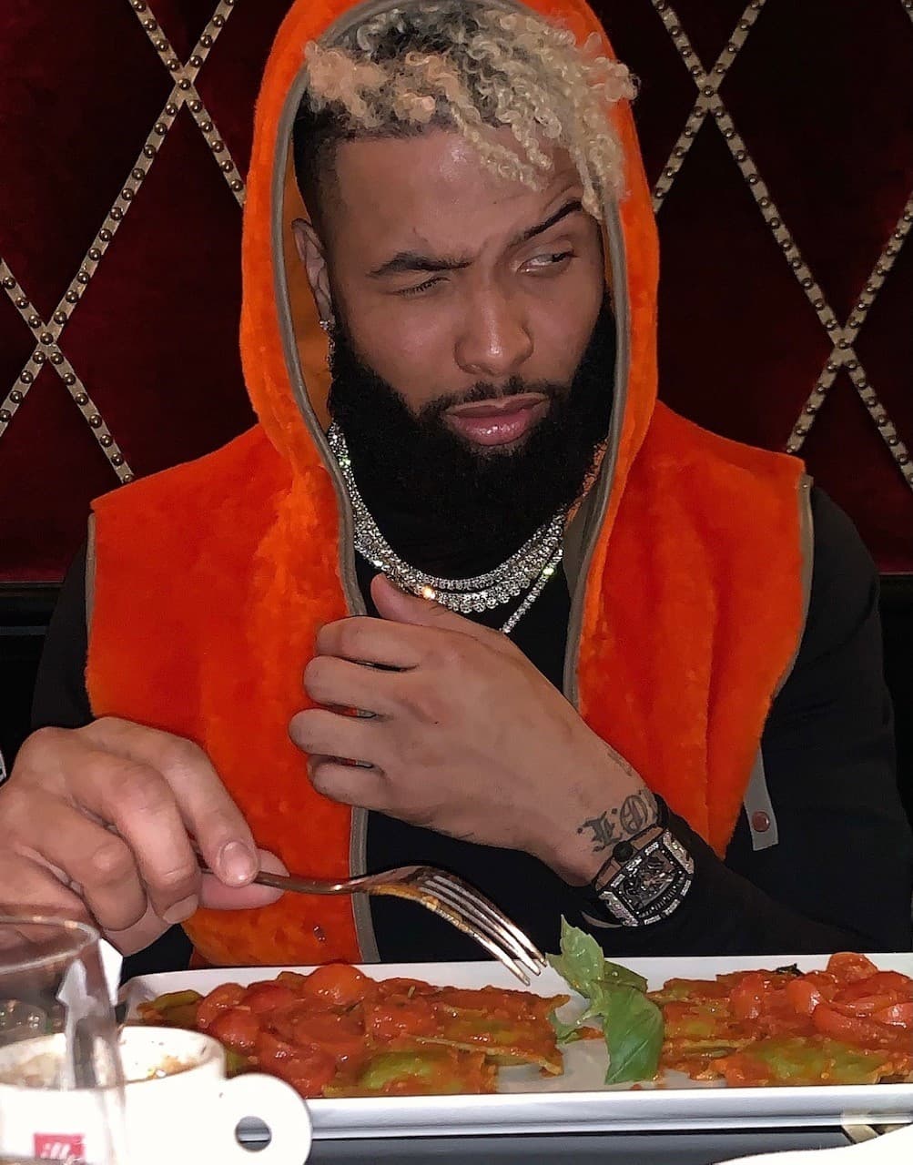 Pocos deposrtistas saben portar sus joyas como Odell Beckham Jr, el receptror de los Cleveland Browns siempre brilla al igual que todos los diamantes que porta.