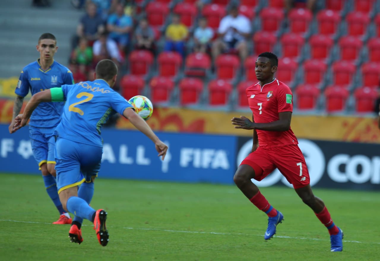 Desde el primer tiempo Ucrania demostró su superioridad que supo traducir en goles durante el juego de Octavos de Final.