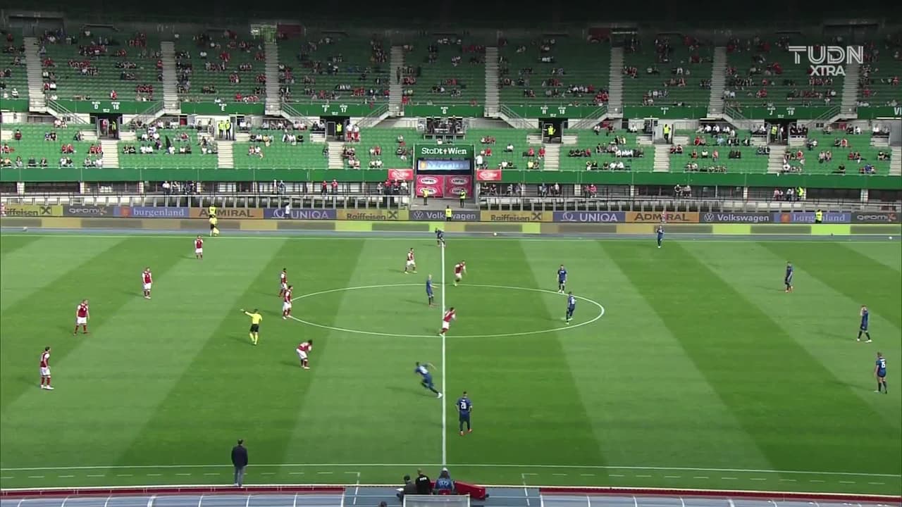 Arranca el partido y la pelota está en juego.