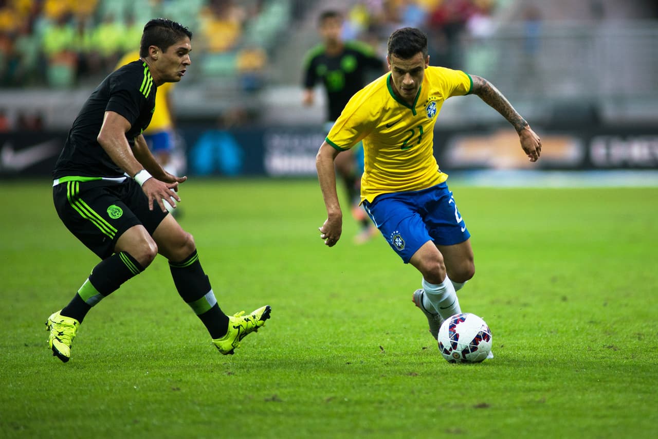 El brasileño conducía el balón por el medio campo buscando generar una opción de ataque cuando se encontró con la marca de Güemez.