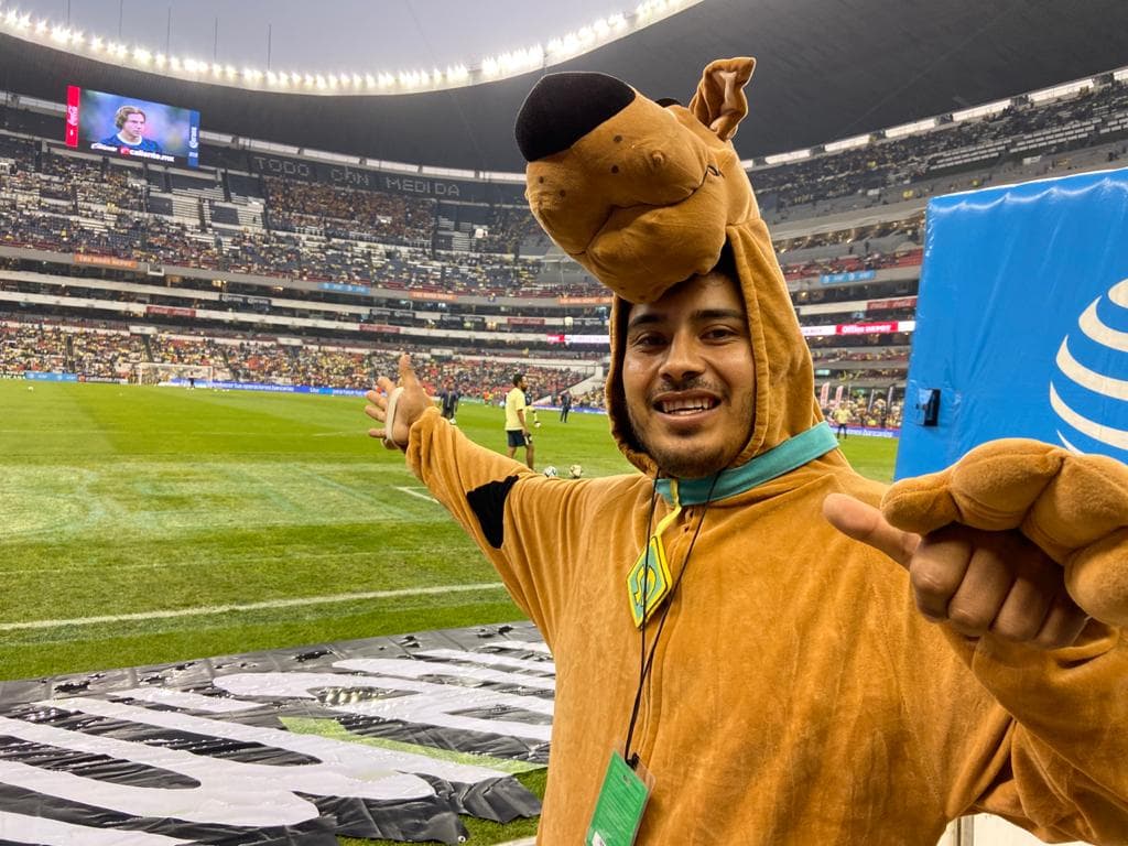 Scooby presente en la cancha del Estadio Azteca para alentar a sus Monarcas Morelia.