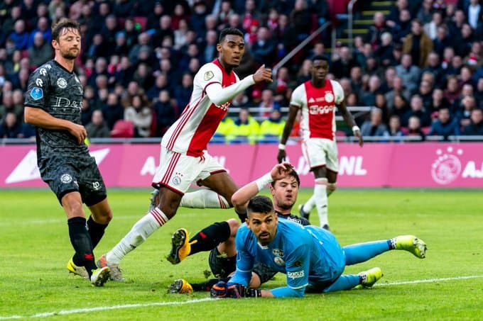 El Ajax vence 2-1 a Sparta Rotterdam y sigue siendo líder de la liga holandesa. Los goles del Ajax fueron por parte de Van de Beek y Gravenberch, y por parte de Rotterdam fue Piroe. Edson Álvarez permaneció en banca.