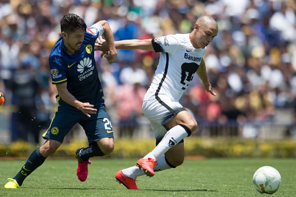 MEXICO CITY, MEXICO - MAY 08: Oribe Peralta of America fights for the ball with Dario Veron of Pumas during the 17th round match between Pumas UNAM and America as part of the Clausura 2016 Liga MX at Olimpico Universitario Stadium on May 08, 2016 in Mexico City, Mexico. (Photo by Miguel Tovar/LatinContent/Getty Images)