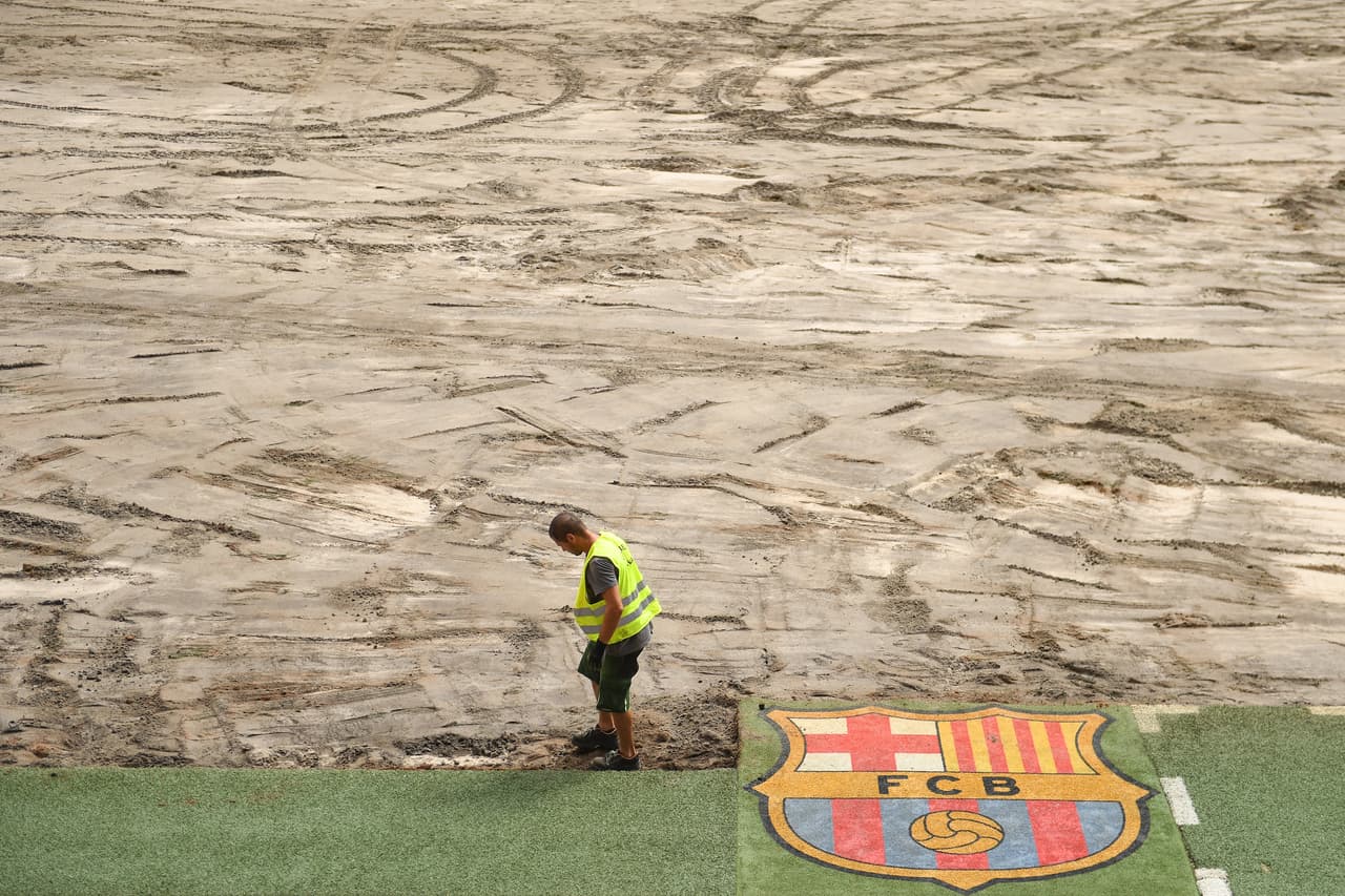 A poco más de un mes del inicio de la nueva temporada de La Liga, el F.C. Barcelona ha comenzado los trabajos en su estadio. El Camp Nou está mudando de césped y el progreso va como lo esperado para poder tenerlo en perfectas condiciones el día 4 de agosto cuando se juegue en Trofeo Joan Gamper ante el Arsenal.