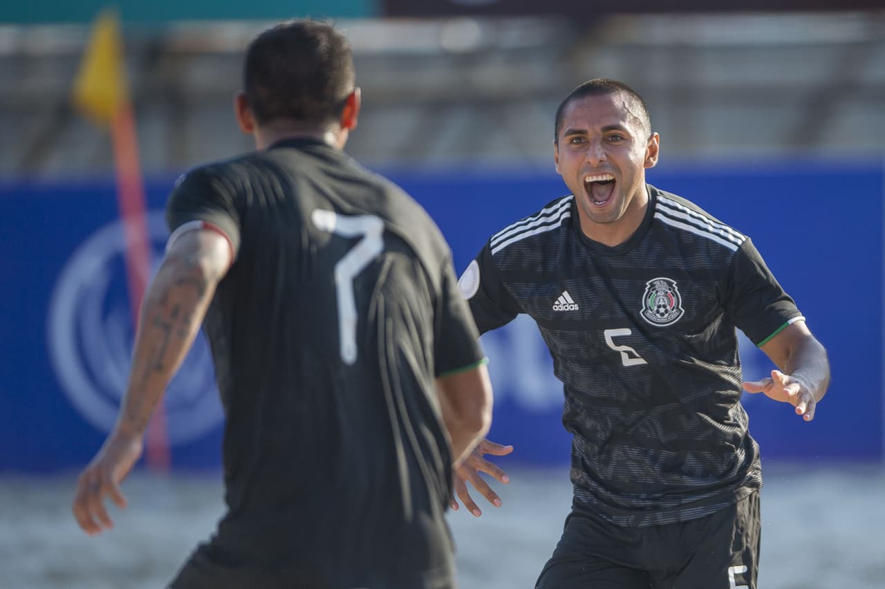 Un autogol de Kelly tras el remate de Néstor Martínez fue el 3-0 a favor de México en el minuto 29 del tercer tiempo.