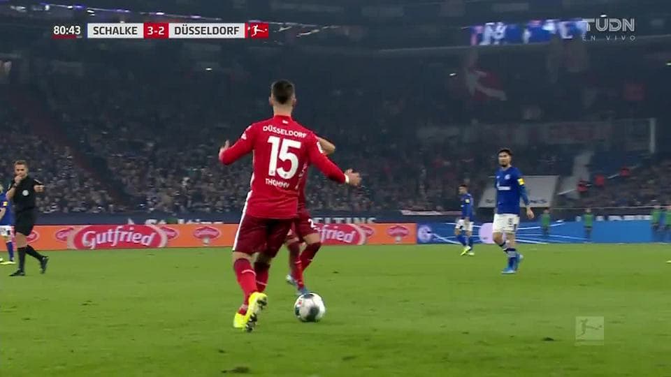 Tarjeta amarilla. El árbitro amonesta a ${PLAYER} de Fortuna Düsseldorf