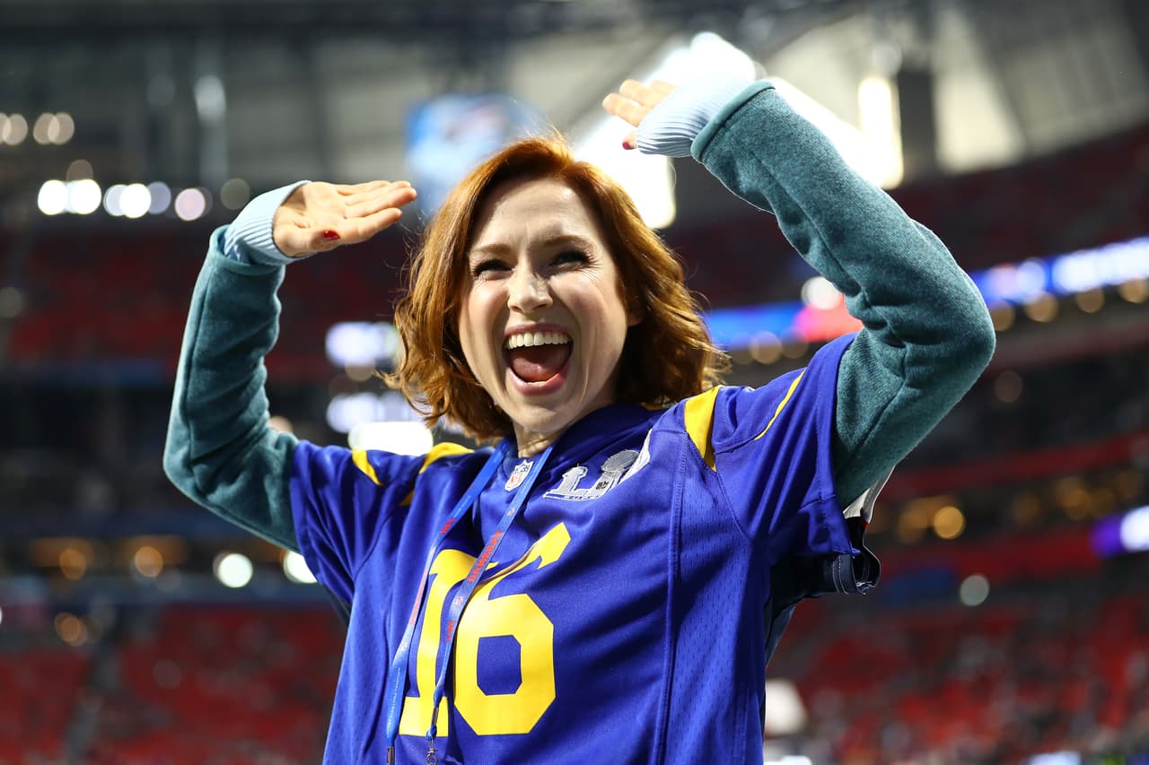 La actriz Ellie Kemper haciendo fuerza por los Rams.