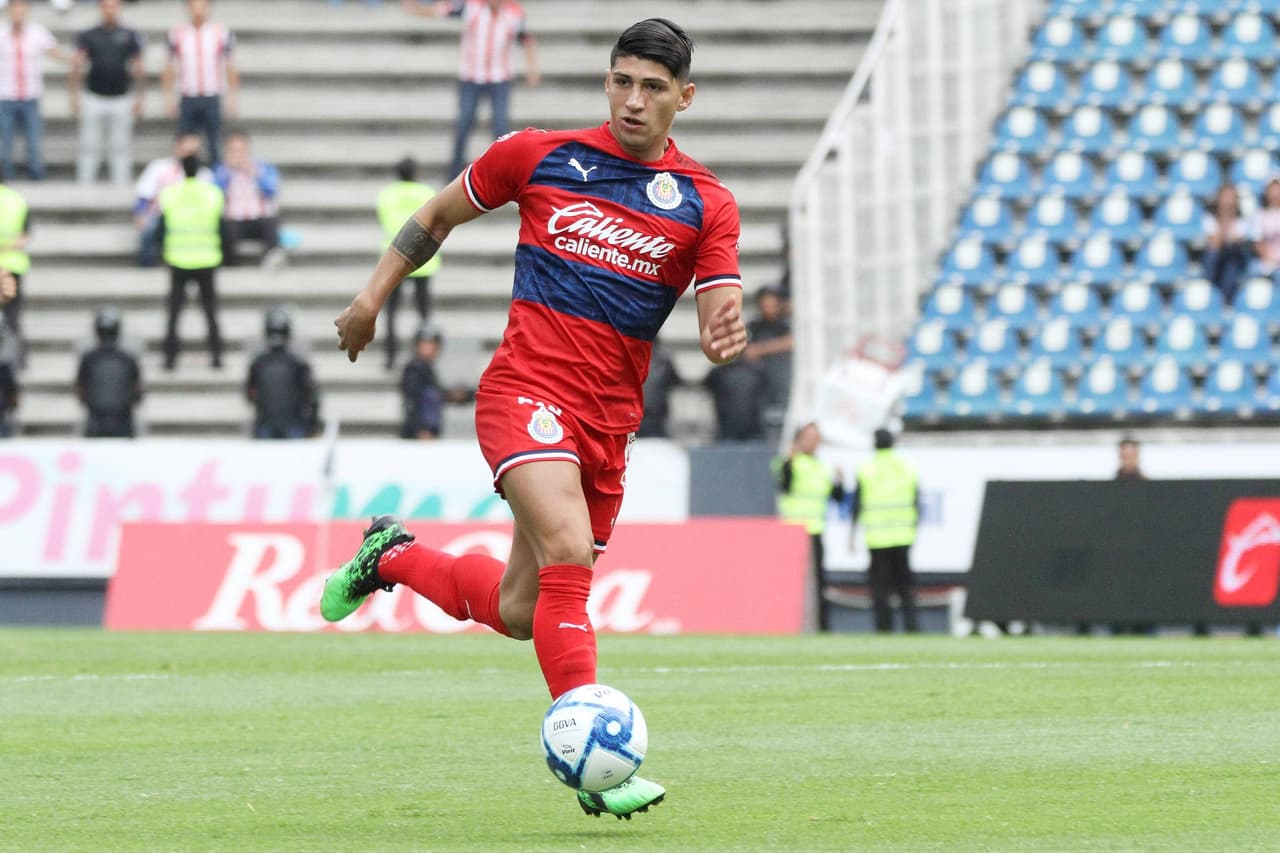 Alan Pulido con el balón durante el primer tiempo ante el Puebla en el Estadio Cuauhtémoc.