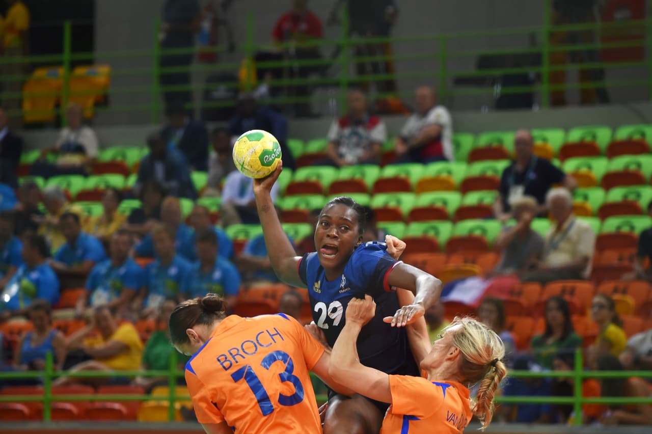 Gnonsiane Niombla (Francia) compite contra Yvette Broch, de Holanda, durante los preliminares del Balonmano femenino.