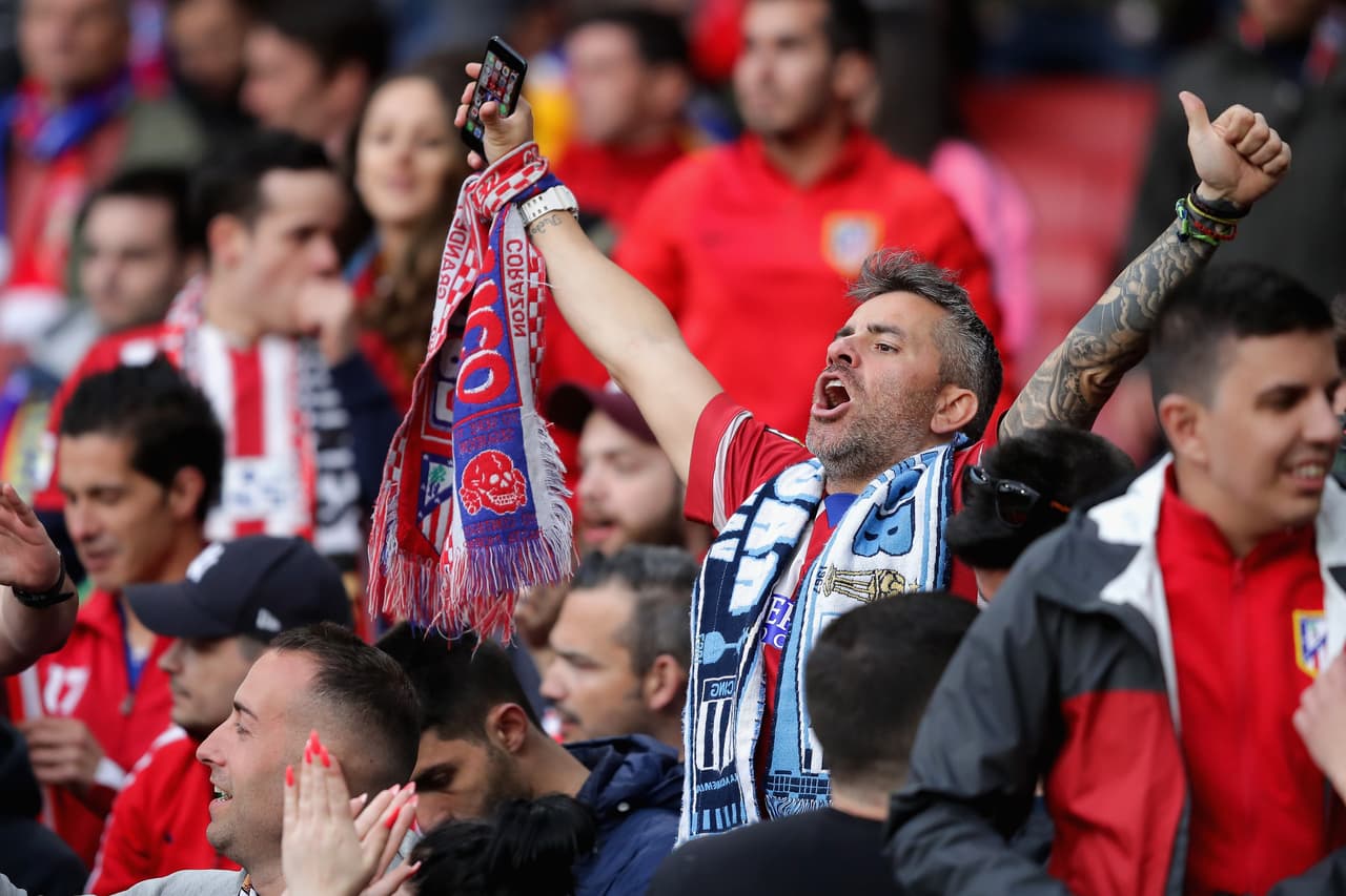 Los fanáticos de Arsenal y Atlético de Madrid vivieron con intensidad y alegría en medio del partido de ida de la semifinal de Europa League en Londres.