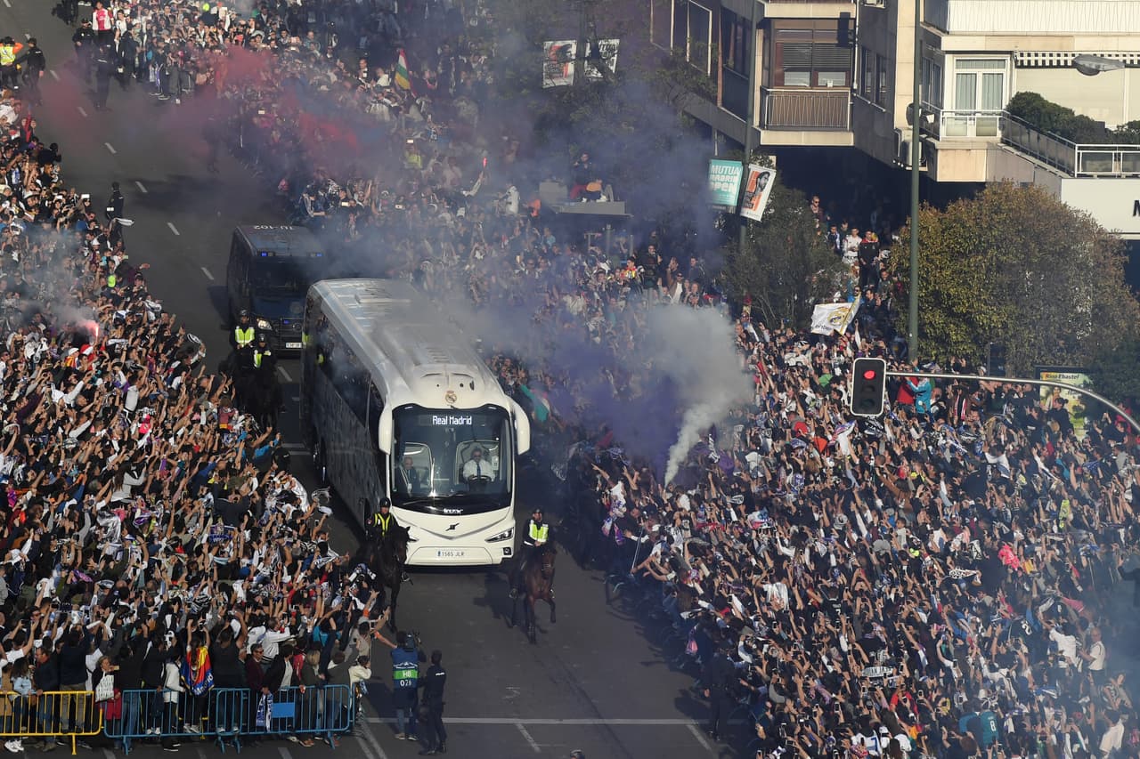 Los fanáticos de Real Madrid inundaron las calles en el camino del equipo al estadio Santiago Bernabéu previo al partido contra Bayern Municha en la vuelta de semifinales de la Champions League.