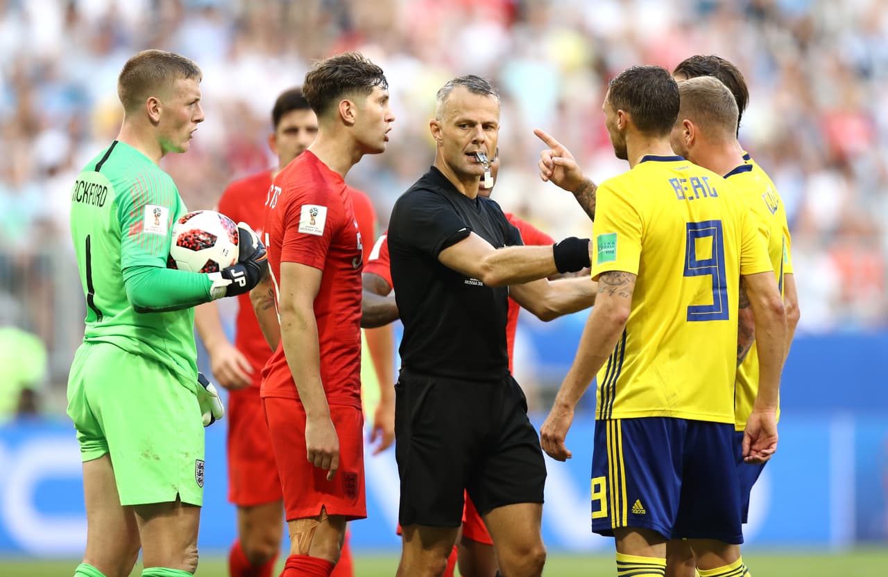 SAMARA, RUSSIA - JULY 07: Referee Bjorn Kuipers separates Jordan Pickford of England and Marcus Berg of Sweden during the 2018 FIFA World Cup Russia Quarter Final match between Sweden and England at Samara Arena on July 7, 2018 in Samara, Russia. (Photo by Ryan Pierse/Getty Images)