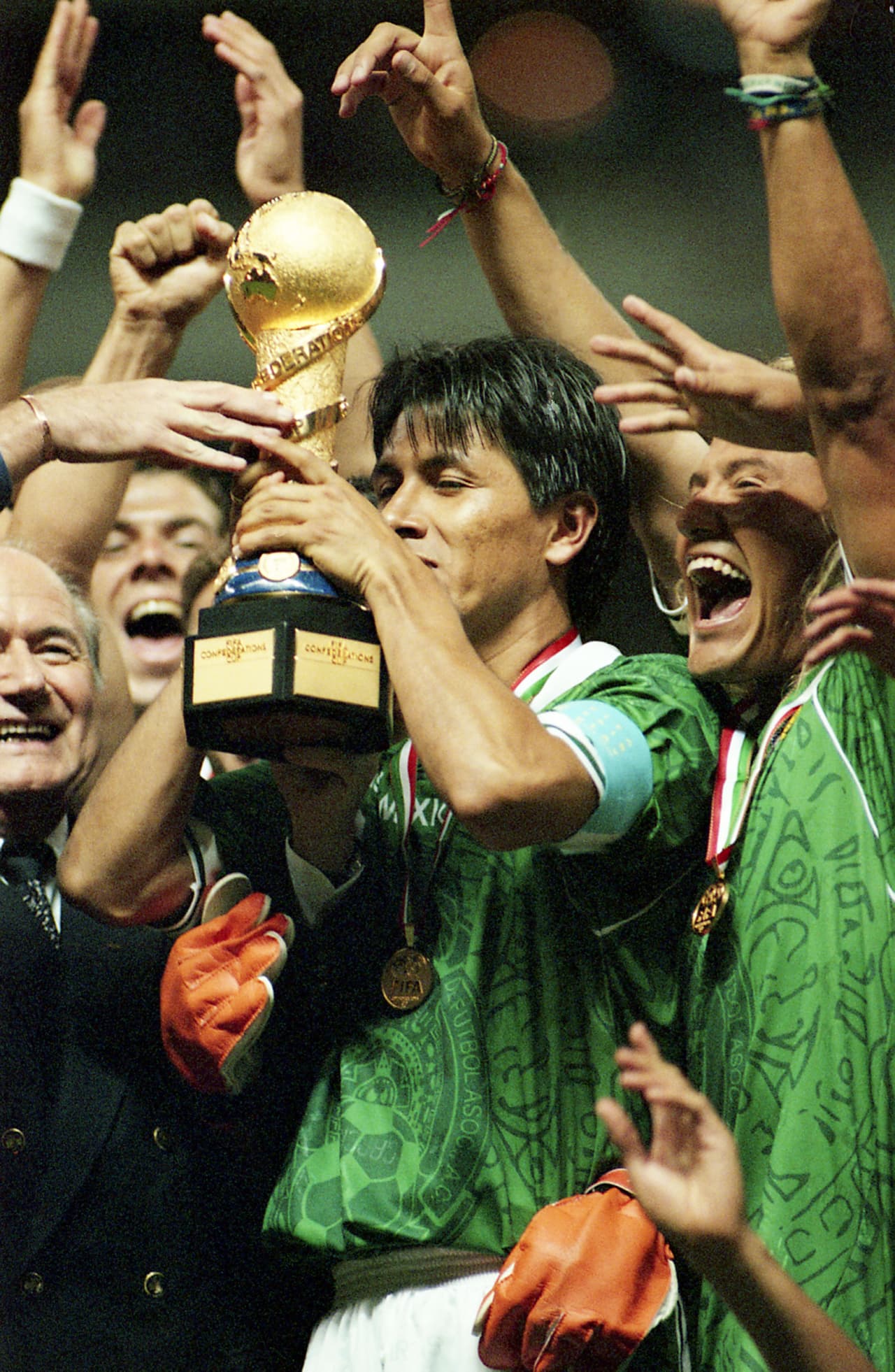 México se coronó en el estadio Azteca en la Copa Confederaciones de 1999 con un triunfo 4-3 contra Brasil, una locura que es el mayor triunfo en fútbol masculino de mayores.