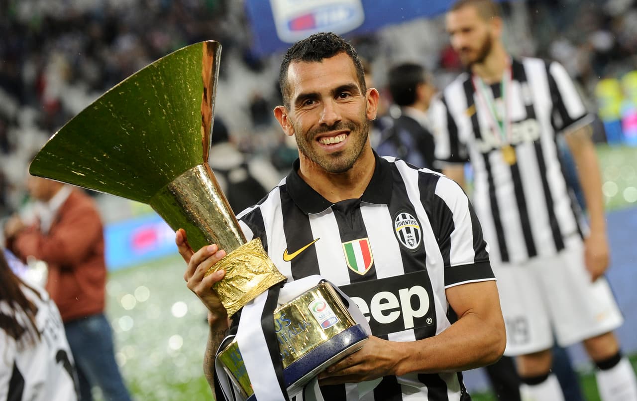 Un trofeo un poco más sobrio y con toques mordernistas es el que se entrega al campeón de Italia. Carlos Tevez lo tuvo en sus manos en 2014 y 2015. (Crédito: Reuters)