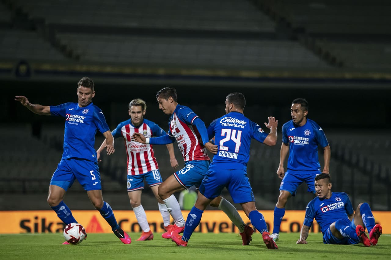 Chivas comienza a se cada vez más eligroso al ataque, pero la defensa de Cruz Azul responde de manera extraordinaria.