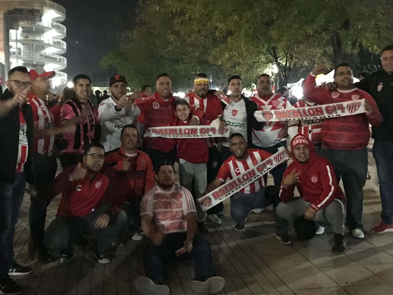 Así llegan los aficionados de Necaxa y Monterrey al Estadio Victoria.