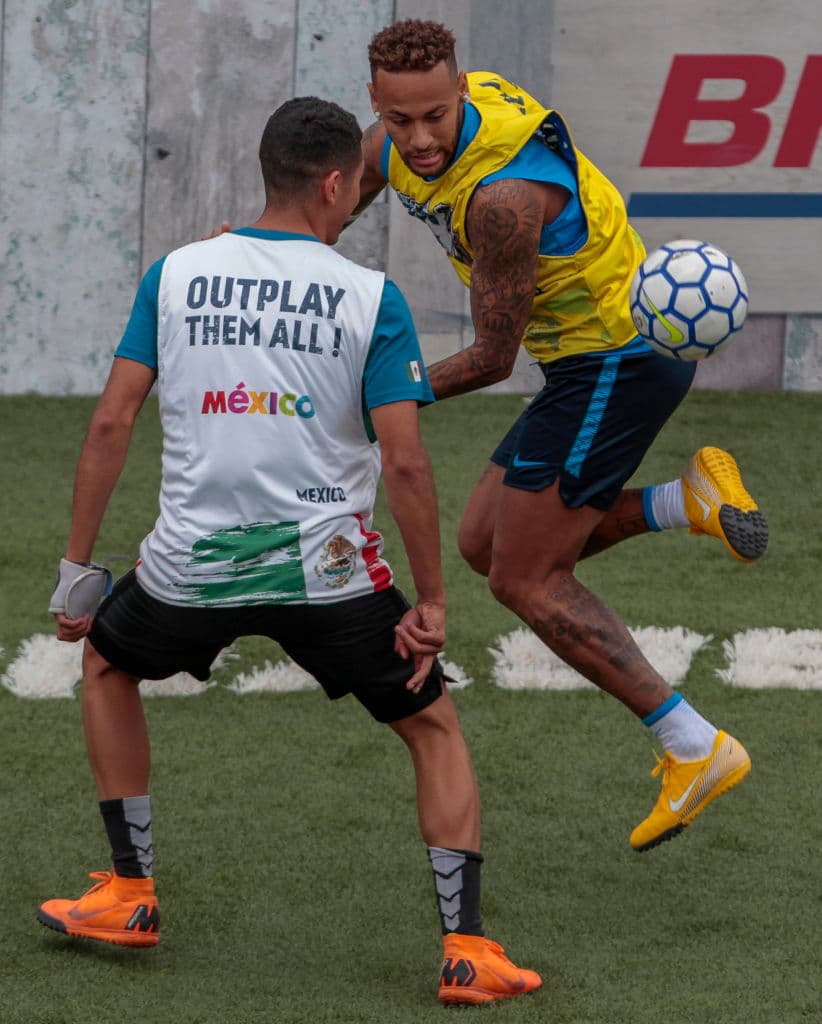 Neymar brindó su espectáculo en el cierre del evento con jugadores amateur.