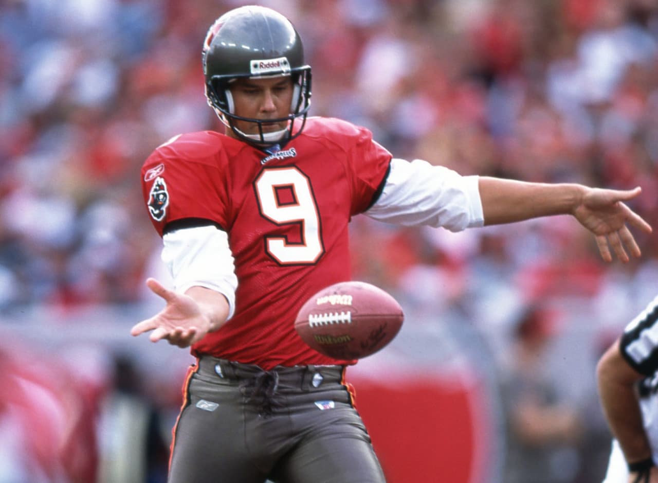 <b>Pateador de despeje: TOM TUPA (Browns, 1994-95)</b>
<br>La selección de tercera ronda de los Cardinals en 1989 no tuvo oportunidades como un despejador regular hasta unirse a Cleveland en 1994. Tupa consiguió darle una altura increíble a la pelota, siempre parecía que iba a salir del estadio.
<br>
<i>Nota: Debido a que no encontramos disponible una foto de Tupa con los Browns, colocamos una de cuando jugaba en los Buccaneers.</i>