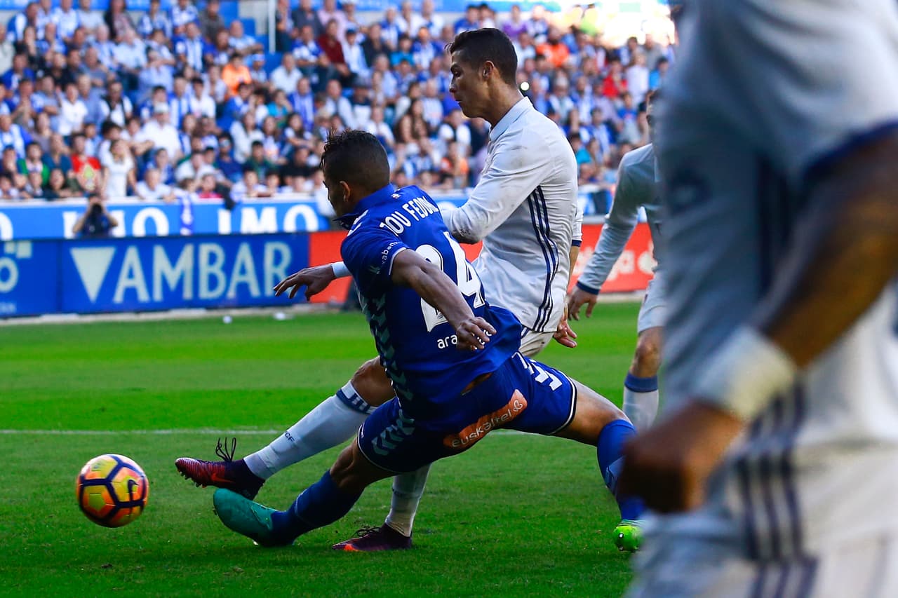 Con el partido roto, Ronaldo hurgó más en la herida vitoriana y aprovechó la indecisión de la defensa alavesista para ampliar la ventaja del Real Madrid, 1-4, después de una llegada de Marcelo, que combinó con el portugués dentro del área.