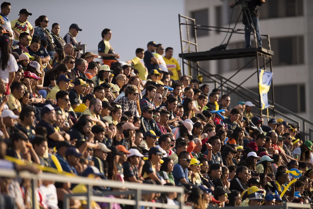 La afición americanista se hizo presente en las instalaciones de Coapa para alentar a su equipo.