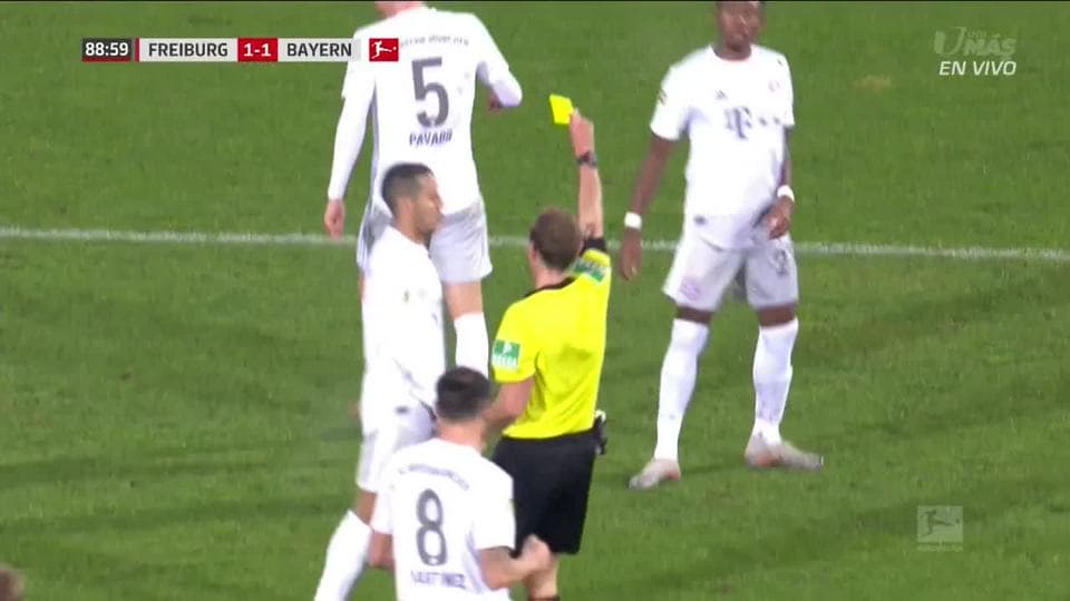 Tarjeta amarilla. El árbitro amonesta a Thiago de FC Bayern München