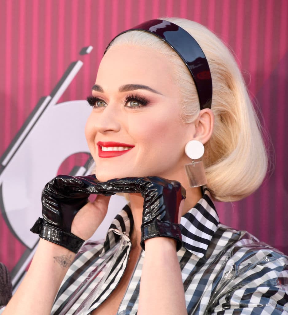 Un tabloide publicó fotos del dúo en Hawai y se acercó a una banda dorada en el dedo anular izquierdo de Perry.