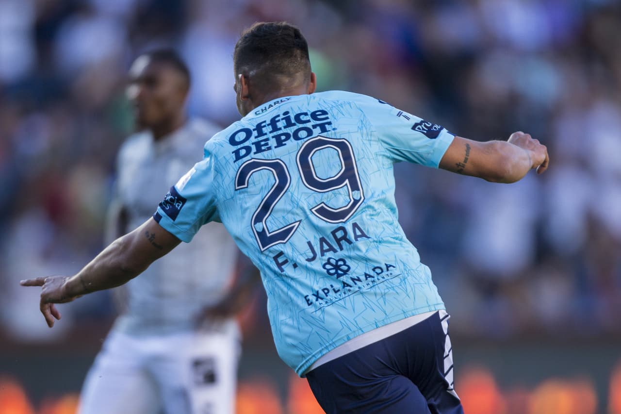 Tras un tiro de esquina Franco Jara se encuentra el balón en el área, saca disparo y adelanta al Pachuca en el marcador.