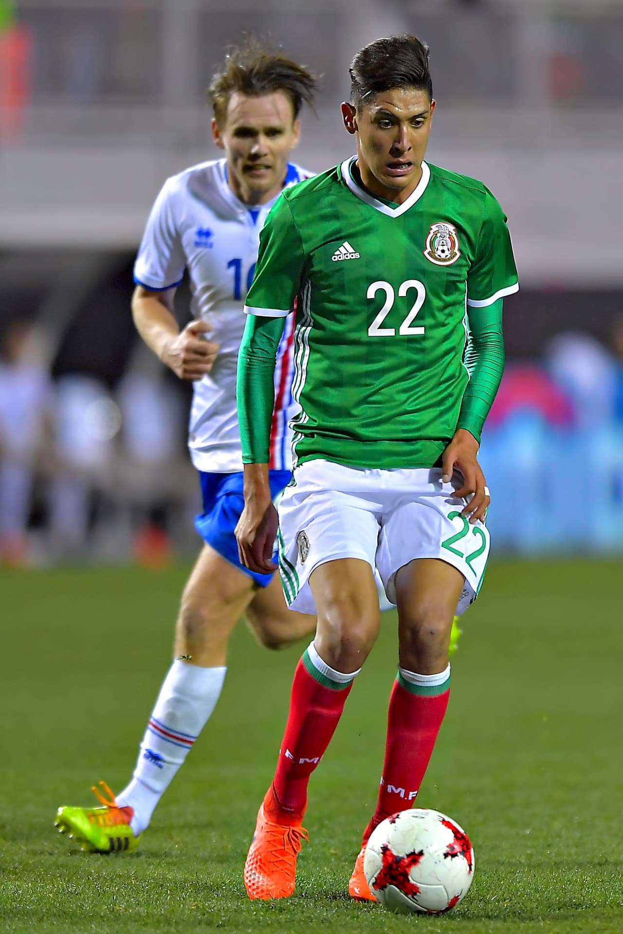 <b>EDSON ÁLVAREZ</b> – El central del América entró en lugar de Molina de gran partido en la contención, y lo hizo bien pese a recorrerse a la zona baja del cuadro azteca. El zaguero tuvo poco trabajo por el nulo juego ofensivo de Islandia y ganó muchos balones en los despejes del cancerbero. 
<b>Calificación 8</b>