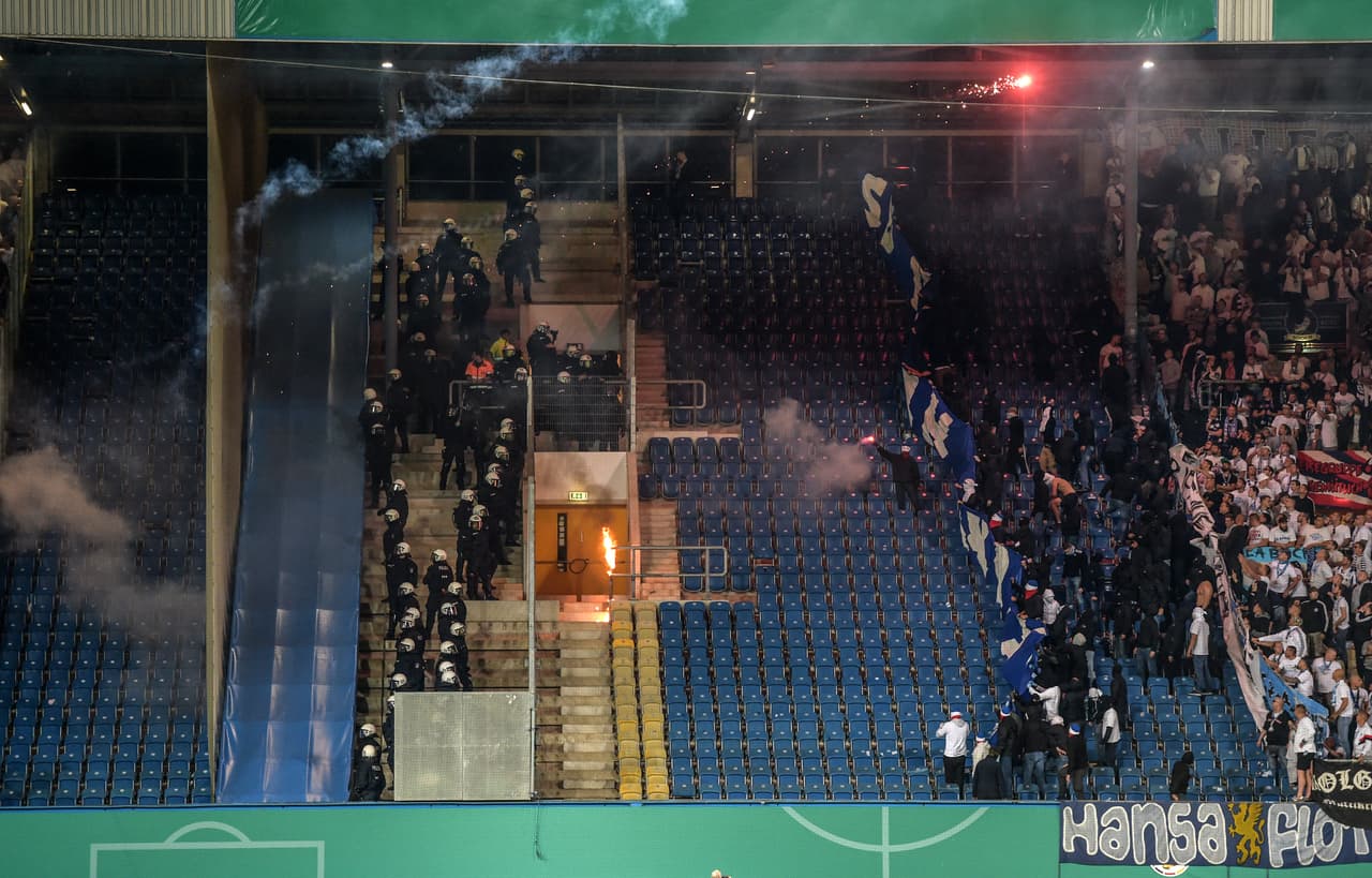 Los agentes de seguridad eran insuficientes para impedir los enfrentamientos y el lanzamiento de objetos.