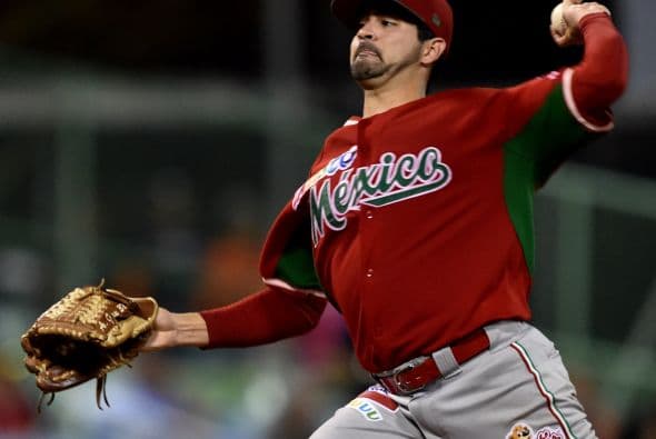 República Dominicana se aprovechó de dos de los cinco errores que cometió México en el partido para descontar una carrera en la octava entrada, sin batear de hit.
