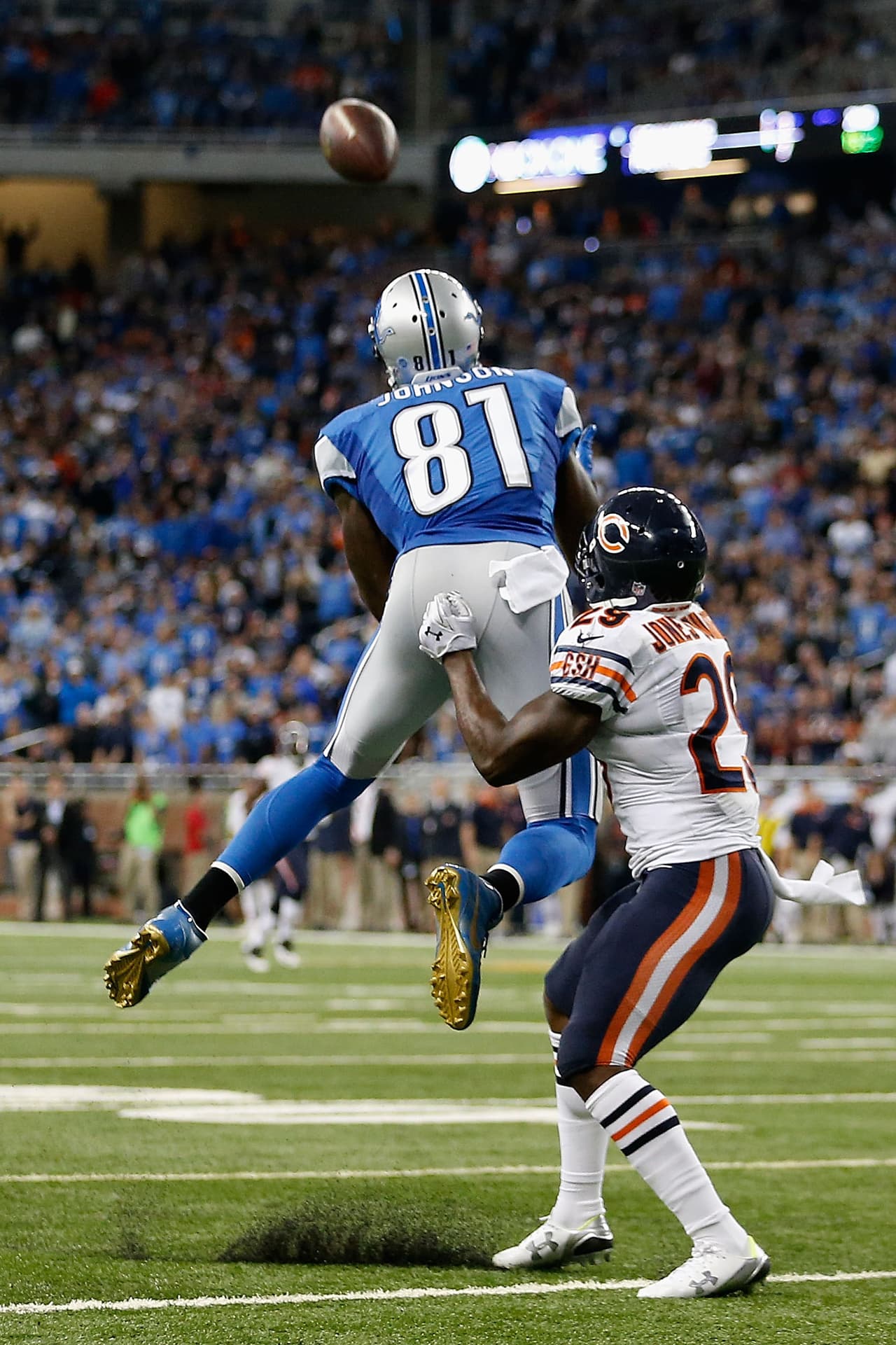 Johnson ha conseguido 45 juegos en su carrera con más de 100 yardas rebasando a Jerry Rice (44) como el cuarto mejor jugador con juegos de más de 100 yardas en sus primeras nueve temporadas.