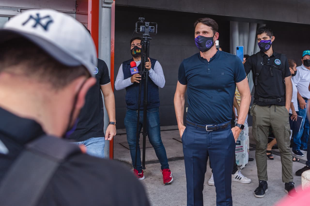 La afición de Mazatlán le da una cálida bienvenida a el nuevo entrenador de sus filas, Beñat San José.