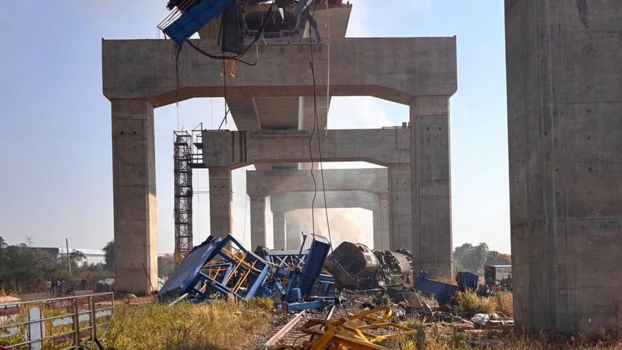 Tragedia en Tailandia: mueren 29 personas por caída de grúa sobre vagones de tren