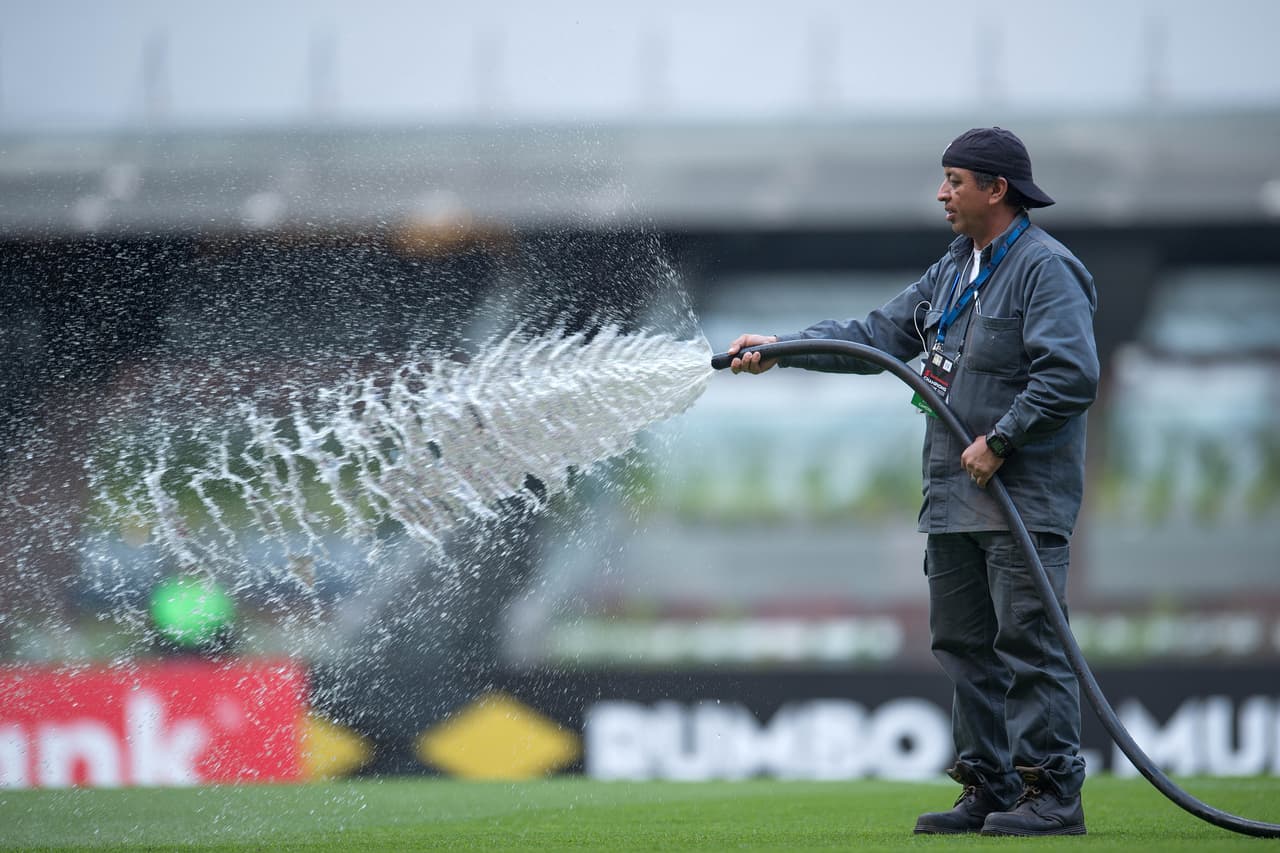 Los encargados cuidaron todos los detalles del campo para tenerlo a disposición para un perfecto espectáculo de fútbol.