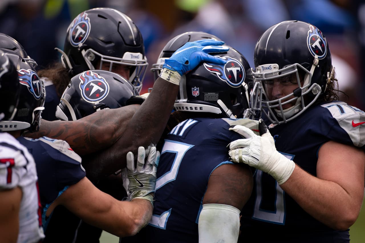Derick Henry vuelve a cargar al equipo y con más de 200 yardas por tierra y dos touchdowns, los Titans vencen 36-42 a los Texans en los tiempos extra.