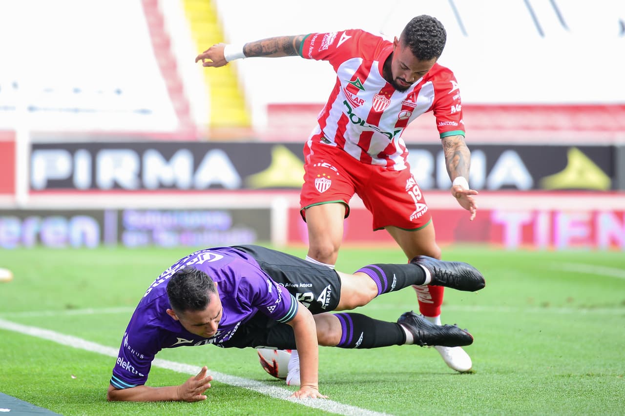 El partido se mancha con fuertes entradas por parte de ambos equipos.
