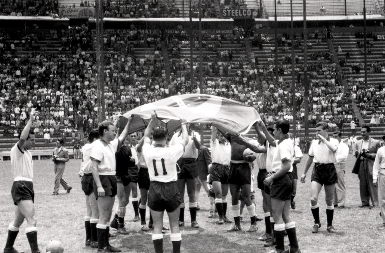Aunque los resultados de aquel torneo no fueron los mejores, Cantinflas siguió apoyando al equipo y el ánimo de los aficionados no cayó.