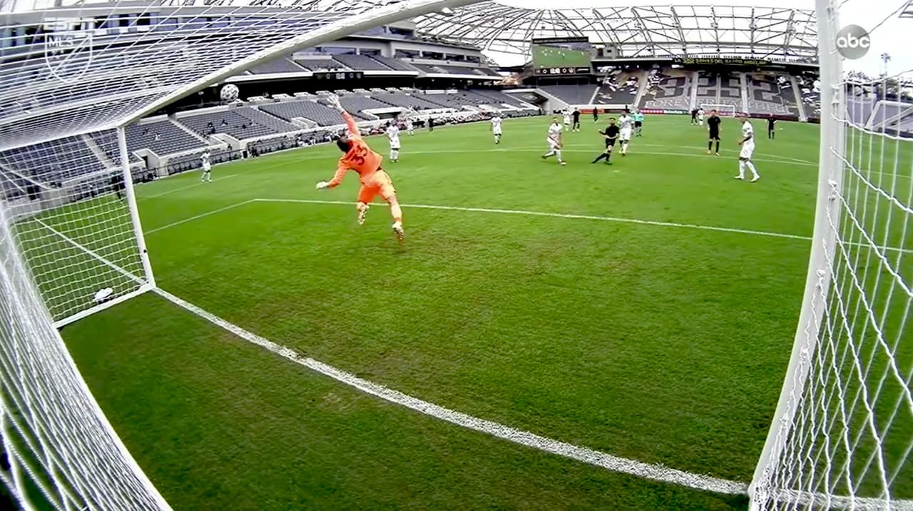 Diego Rossi revienta el travesaño y LA Galaxy se salva del primero