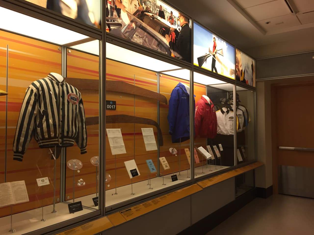 Indumentaria de las distintas épocas de los Grand Marshalls o jueces honorarios de carrera, así como de oficiales de piste y personal que está ligado a las carreras en los óvalos y pistas.